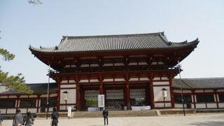 「鏡池」と「金堂」の間にある母屋造りの楼門