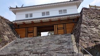 甲府城の真新しい門