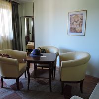 奥のドアの先がベッドルーム