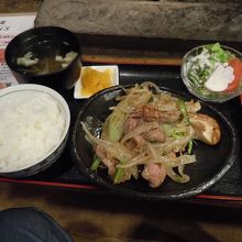 こちらは定食でいただいたラム炒め、これもおいしい