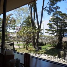 庭を見ながらのランチ