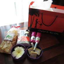 タロ芋チップス、手作り石鹸、黒胡椒、ココナッツオイルのリップ