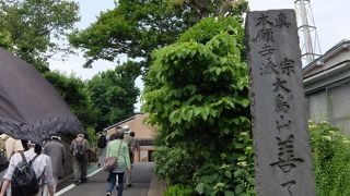 ヨシ葺き新装なったお寺