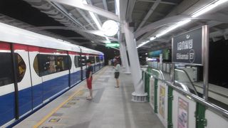 夜のエカマイ駅