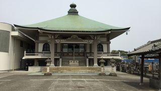 田園風景の川沿いにある立派なお寺