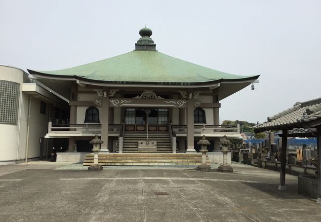 田園風景の川沿いにある立派なお寺