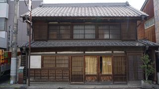 一階の格子戸と二階の格子窓の組み合わせ