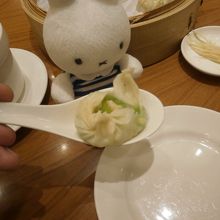 こんな感じでスープが入っているのでこのように食べます。