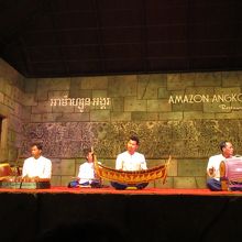 先ずは、伝統音楽の演奏から