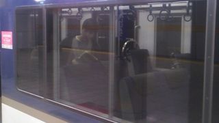 座席が片側１人掛け、もう片側２人掛けの３扉車両も使用されています