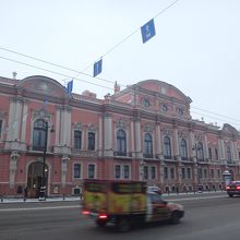 表通り沿いに宮殿やらが立ち並ぶ