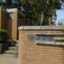 横浜公園の入口