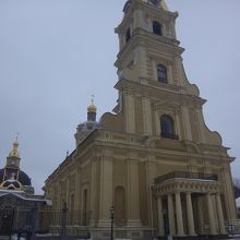 周囲と比べて極端に背が高いのですごく目立つ