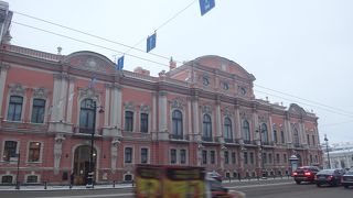 観光ポイントで固められた大通り