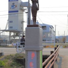 ミステリー遊歩道の銅像