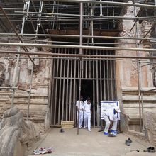2016年3月時点で外壁は工事中でしたが、寺院内には入れます