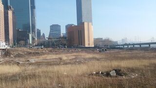 隣接地は広大な荒れ地？