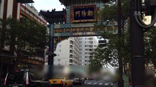 交差点にあるので山下公園から行き来するときに信号待ちでしげしげと眺めることが多いです