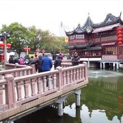 （上海）湖にかかるジグザグの橋