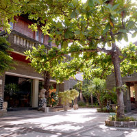 チェックインができるメインロビーと、ヴィラ棟へ続く入り口