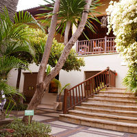 朝食レストランは2階。ブンガ・クラパ・レストラン。