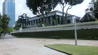 独裁民主こっからしからぬ平凡な建物