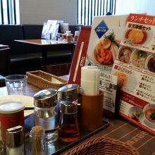 店内、テーブル席