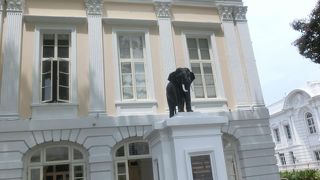 なぜか象の彫刻が正面に