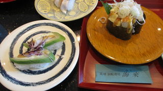 回る寿司は少ないけど、メニューは充実、沖縄の味を手軽に。