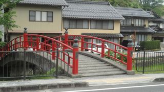 記念撮影にちょうどいい赤い橋