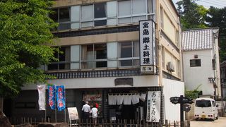 宮島桟橋前にある