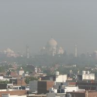 部屋からはこんな風にタージ・マハルが見えます。