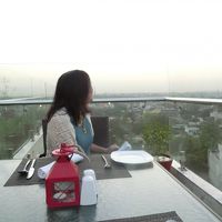 プールサイドでタージ・マハルと夕陽を見ながら夕食です。