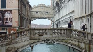 ドカーレ宮殿の牢獄に渡る橋、小窓から外を見てこの世に別れを惜しみ溜息をついたと言われています