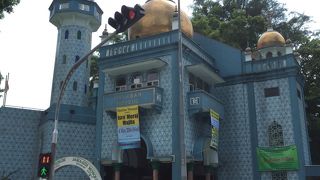 青いタイルのモスクです。