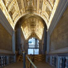 階段の天井は黄金のレリーフで埋められています