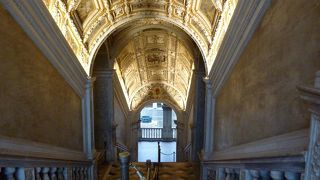 ヴェネティア共和国総督の政庁として建てられ、15世紀に現在の形になりました