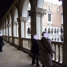 宮殿２階の廊下から中庭が望めます