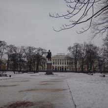 プーシキン像が小さく見えるほどで、広さはかなりある