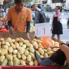 マンゴー1個約80円