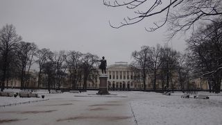 美術館に囲まれた広場