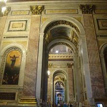 広くて細かい彫刻も多い