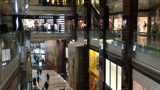 地下にホールフーズマーケットありの商業施設