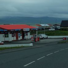 カフェやキオスクも入ったガソリン・スタンドのＮ１あり。