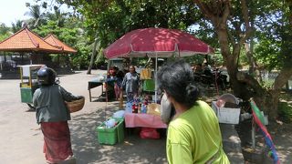 人は少なく泳いでいる人はいませんでした