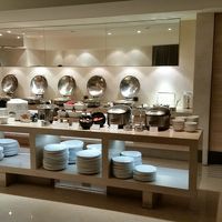 以下、朝食会場。白米以外はすべて美味しい。