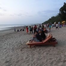 道路を挟んであるクタビーチ