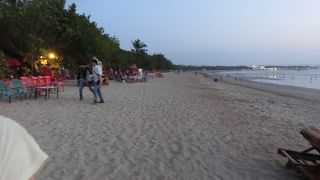 クタの大通りでスミニャックまで続いている