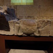 第二塔門の上にあったレリーフ。 太陽と翼とコブラ