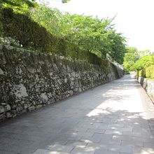 左側が滋賀院門跡の石垣